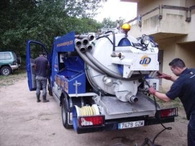 Limpieza de depósitos con camión cuba en Cornellà